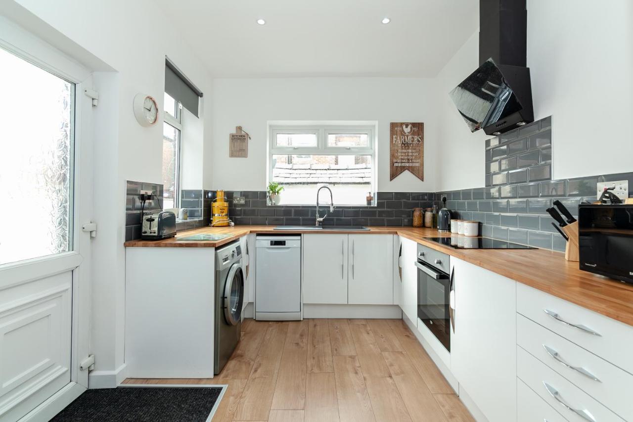 Park House - Large 3 Bedroom Victorian House, 10 Mins From Manchester Kültér fotó